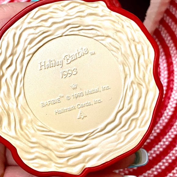 VINTAGE HOLIDAY BARBIE 1993 HALLMARK COLLECTOR - Picture 4 of 4